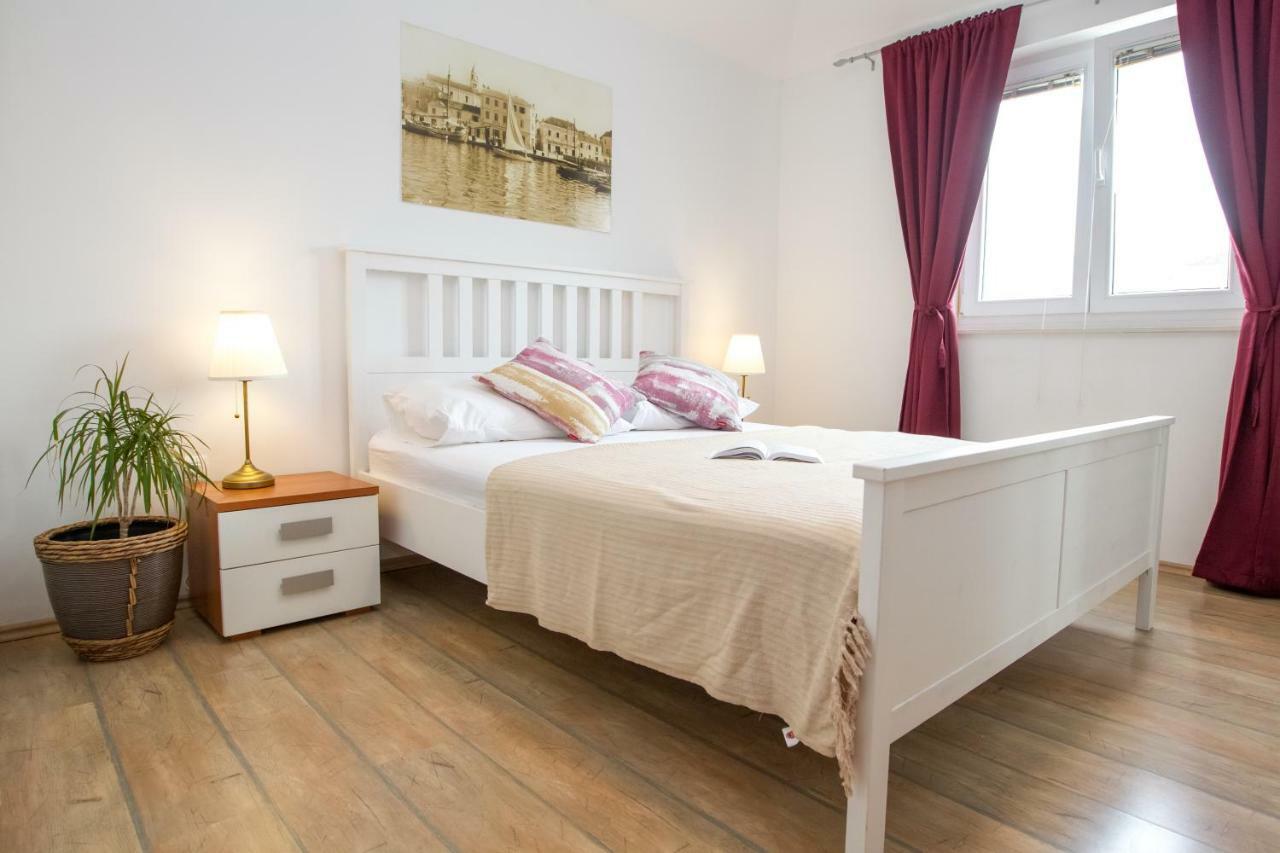 Apartments Emma Биоград на Мору Екстериор снимка
